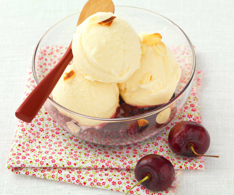Mandlová zmrzlina s ovocnou omáčkou