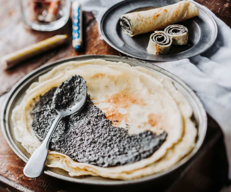 Crêpe fourrée au houmous de sésame noir