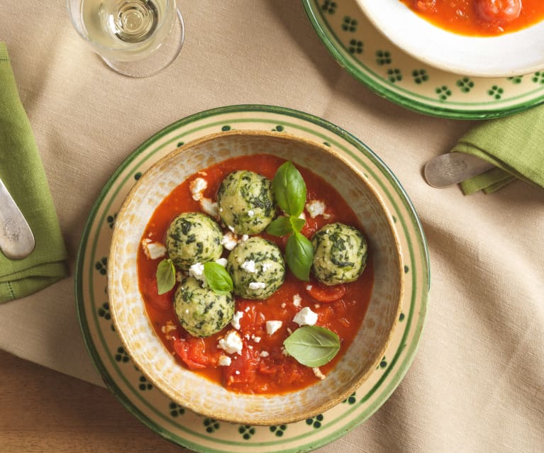 Hirseknödel mit Spinat auf Tomatenragout (glutenfrei)