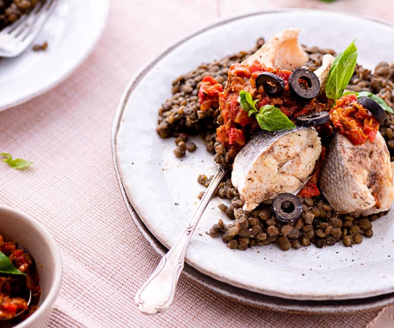 Peixe a vapor com molho de pimentos e lentilhas picantes