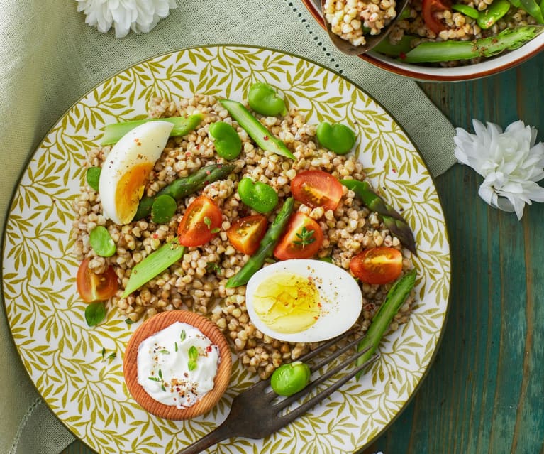 Insalata di grano saraceno con fave, asparagi e uova (senza