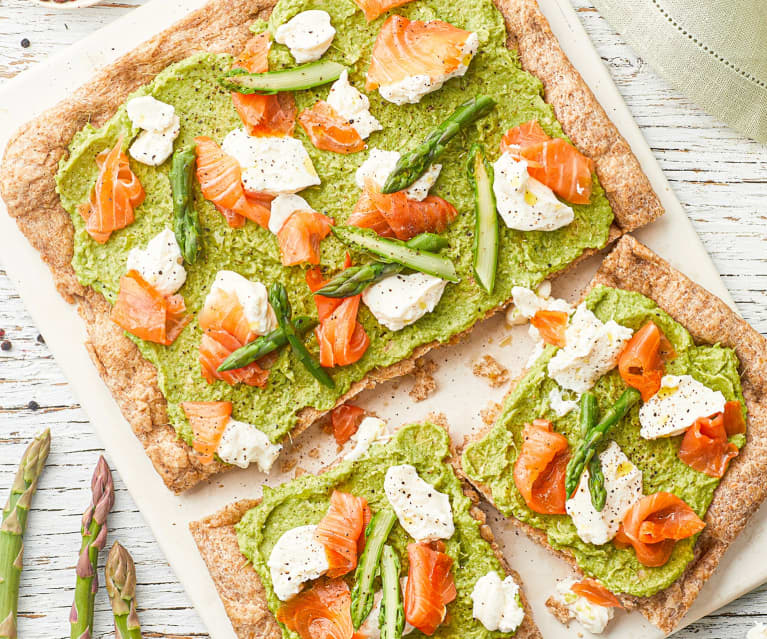 Piza integral com creme de espargos, mascarpone e salmão fumado