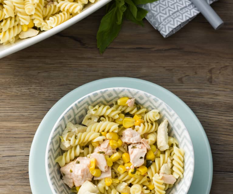 Ensalada de pasta con pollo y salmón