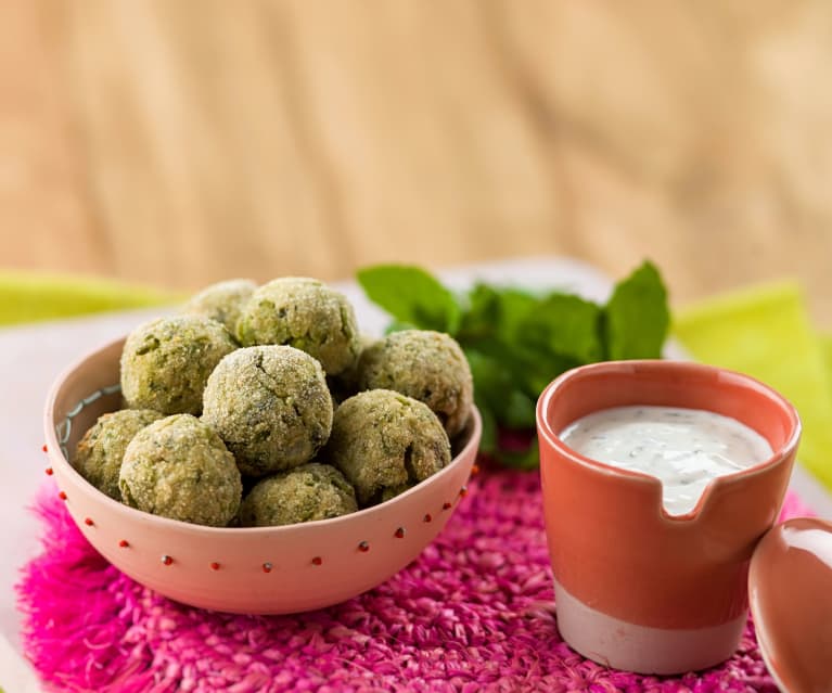 Bolinhas de ervilhas e queijo feta com dip de iogurte