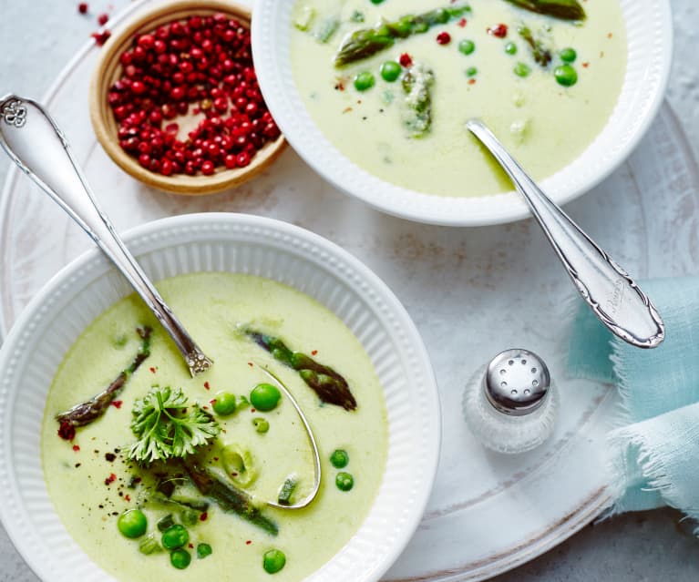 Grüne Spargelsuppe mit Erbsen