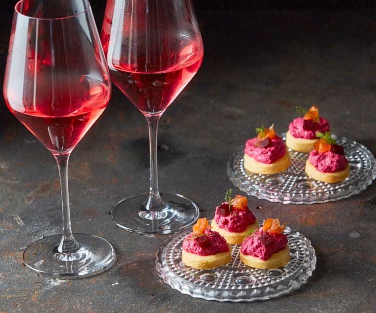 Biscotti al pecorino e mousse di barbabietola