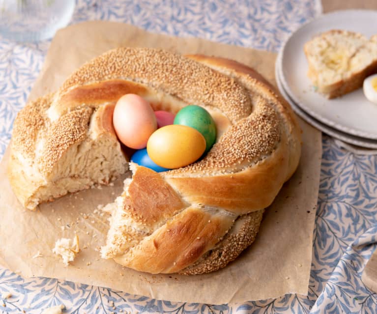 Couronne de challah au sésame avec œufs de Pâques