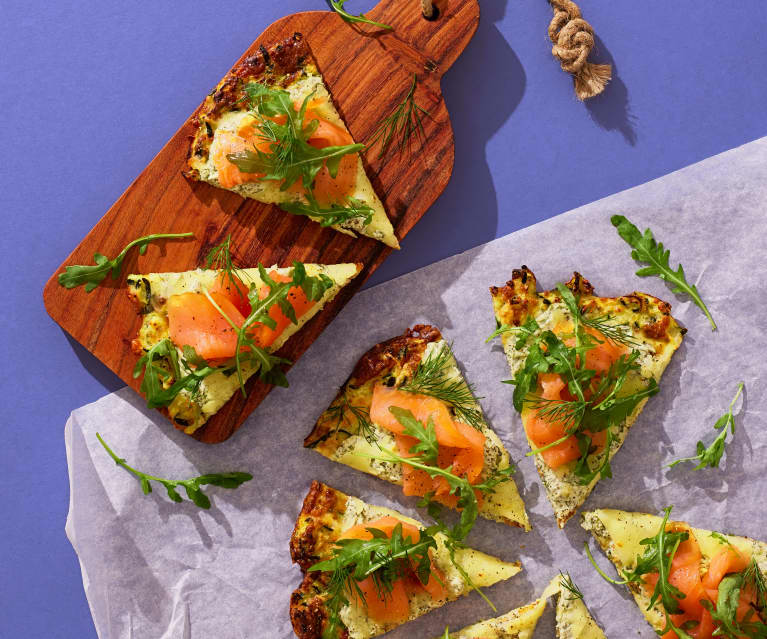 Pizza bianca mit Zucchiniboden, Räucherlachs und Rucola