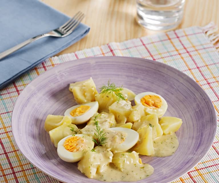 Patatas y huevos con salsa de eneldo