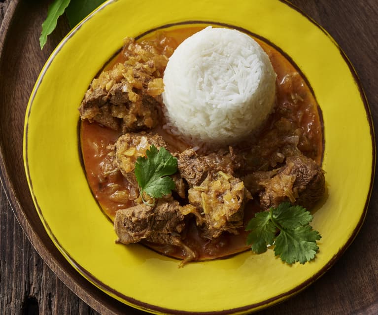 Estofado caribeño de cordero y moldes de arroz al vapor