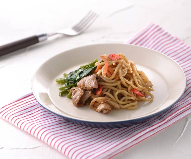 Noodles con agnello e verdure