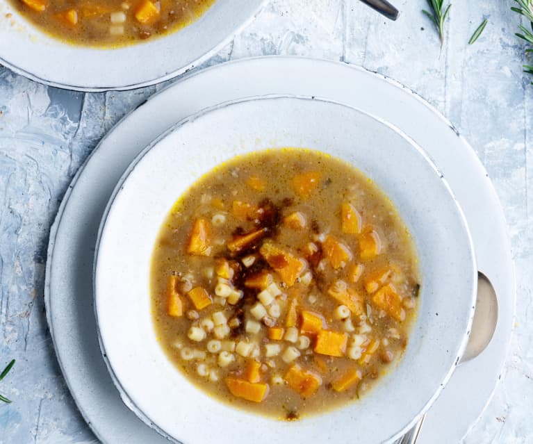 Sopa de lentejas con camote y pasta