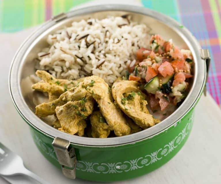 Frango com arroz selvagem e salada de pepino e tomate