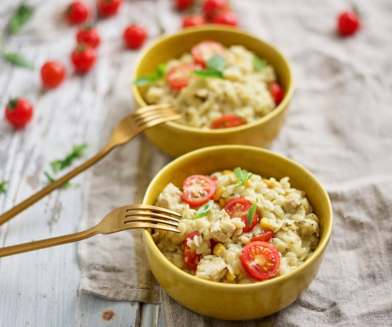 Orzo com frango, milho e tomate-cereja