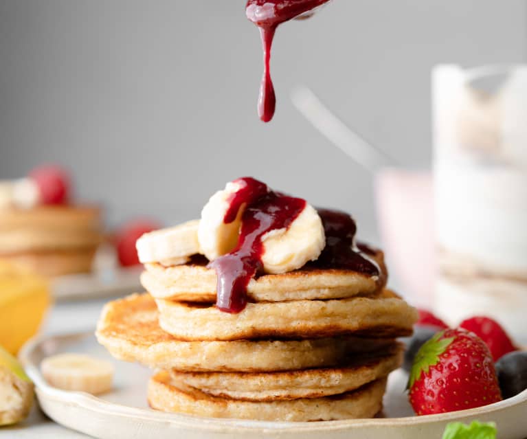 Pancakes de queso cottage con salsa de frutos rojos y plátano - Cookidoo® –  la plataforma de recetas oficial de Thermomix®