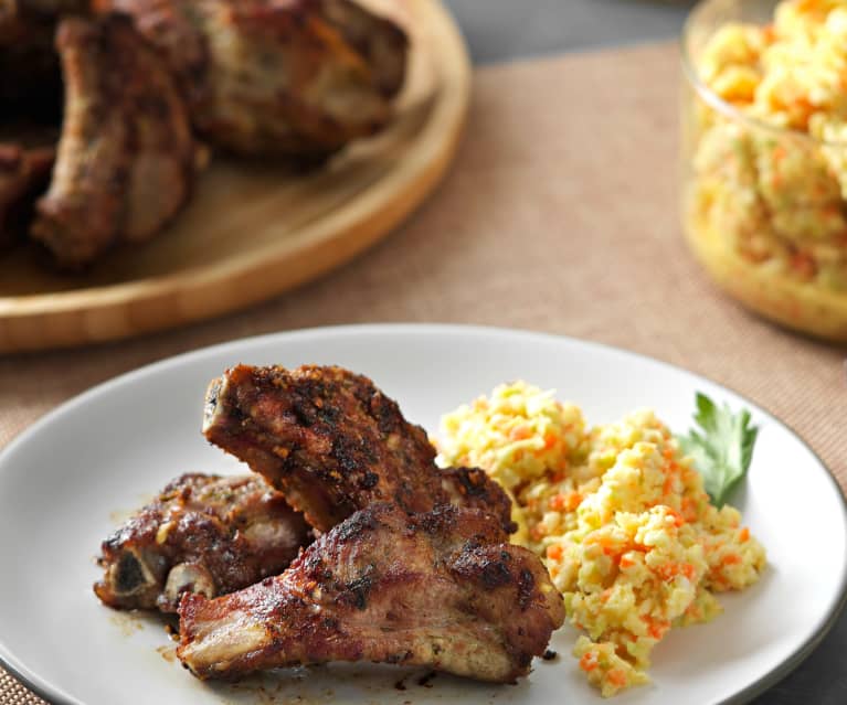 Costillas de cerdo fritas con ensalada coleslaw