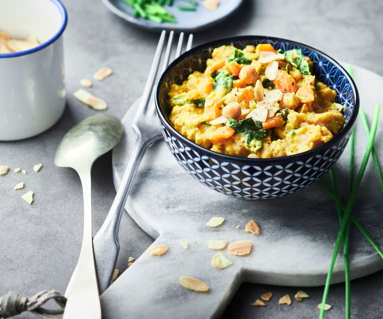 Dahl de lentilles corail, carottes, pois chiches et épinards