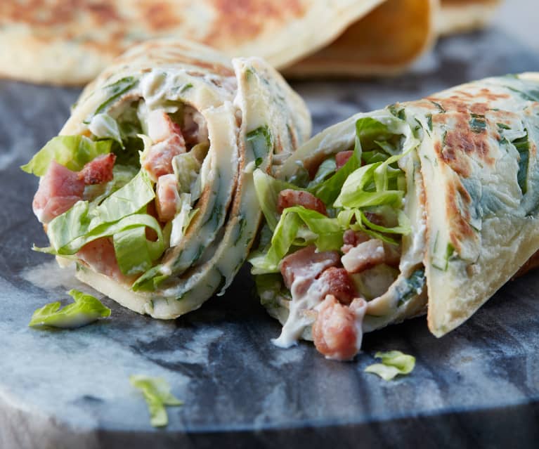 Bärlauch-Crêpes mit Frischkäsecreme und Eisbergsalat