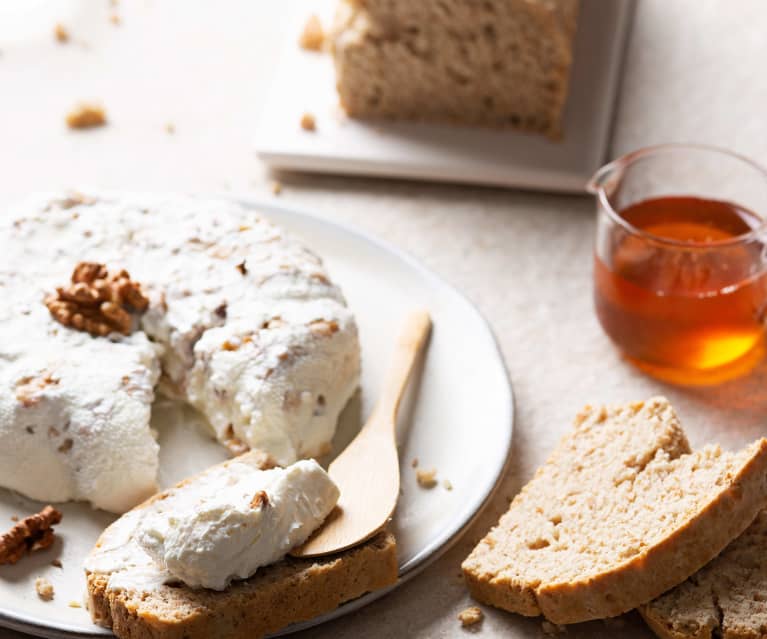 Queso cremoso con nueces y pan de suero