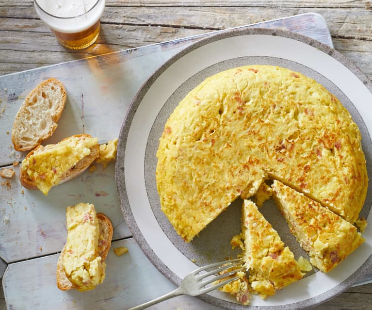 Tortilla de patatas con jamón y quesitos