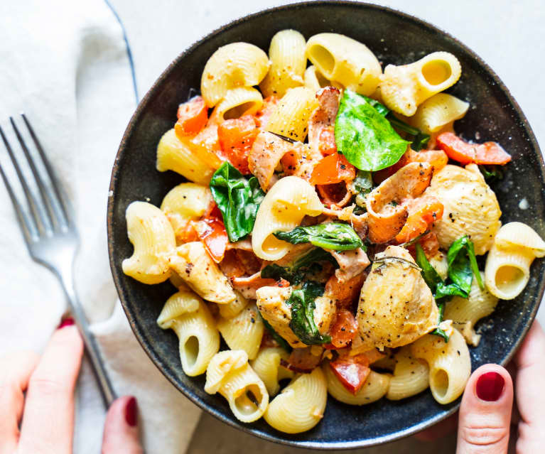 Pâtes au poulet, bacon, tomates et épinards