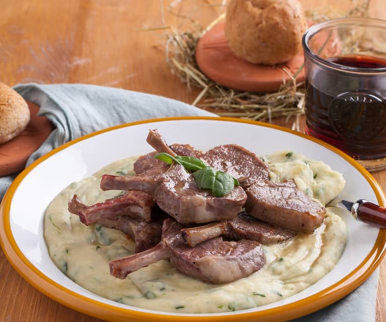 Costolette di agnello con purè di patate e spinaci