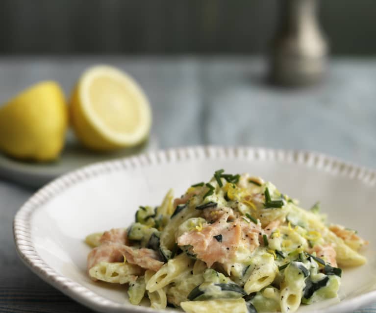 Pasta mit geräuchertem Lachs und Zucchini