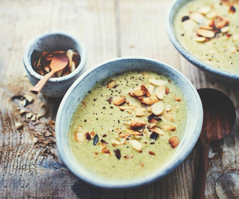 Soupe de brocolis aux amandes grillées