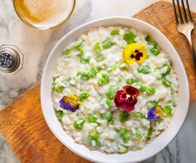 Risotto con fave, primosale, birra e fiori