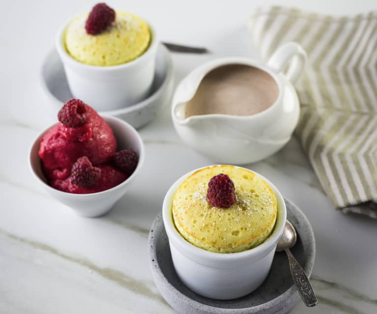 Topfensoufflé mit Himbeersabayon und -Sorbet