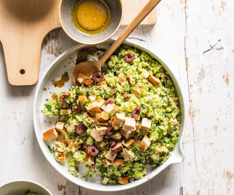 Taboulé de brocoli et chou-fleur, tofu fumé et olives