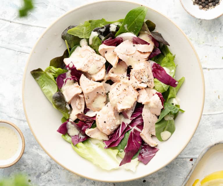 Ensalada césar de salmón con achicoria