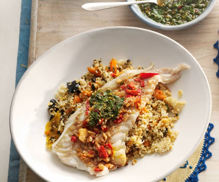 Marinierte Fischfilets mit Sauce und Couscous-Salat