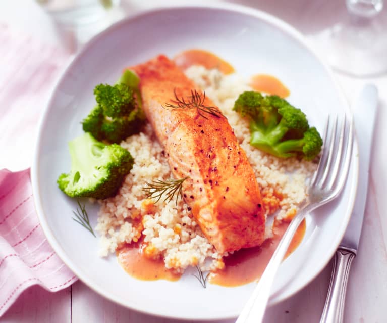 Lachs mit Brokkoli, Couscous und Honig-Senf-Sauce