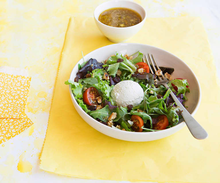 Ensalada con helado de queso roquefort y vinagreta de nueces