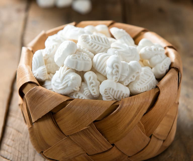 Kuih Bangkit (Melt-in-Mouth Coconut Cookies) Kuih Bangkit (Melt-in-Mouth Coconut Cookies)