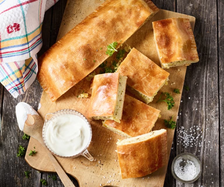 Pirog mit Weißkohl-Kräuter-Füllung