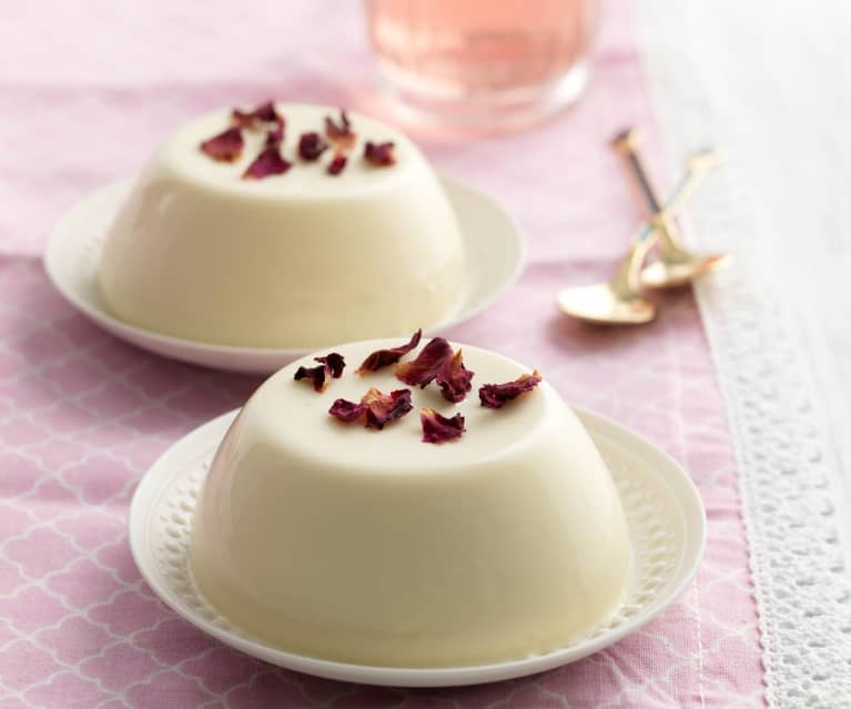 Litschi Panna Cotta mit Rosenwasser-Sirup