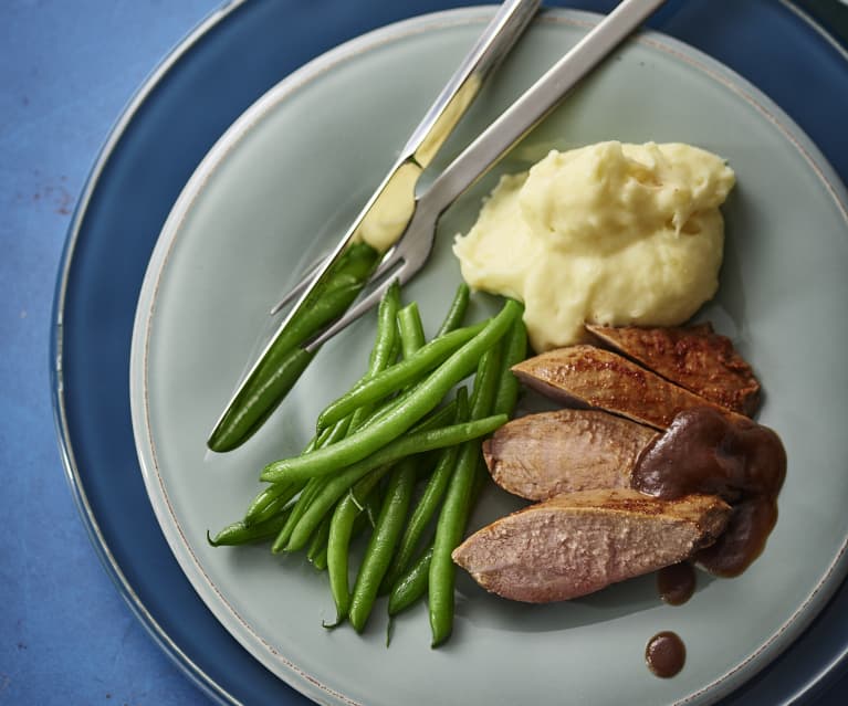 Magrets de pato con salsa de naranja y jengibre, puré de patata y judías verdes