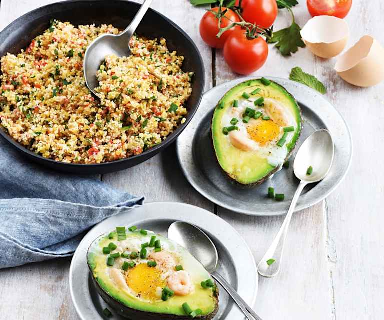 Œufs en cocotte d'avocat, crevettes et taboulé