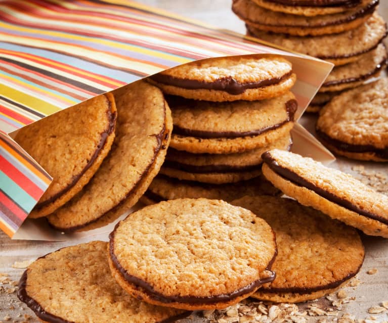 Biscotti sandwich all'avena e cioccolato