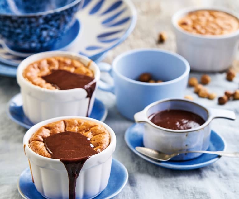 Soufflé de avelã com molho de chocolate