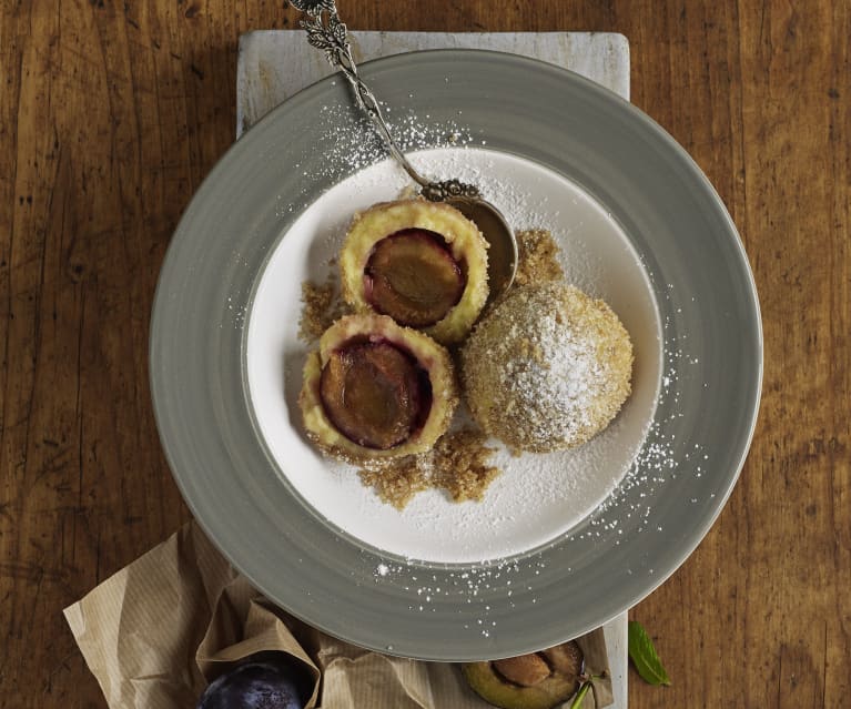 Zwetschkenknödel mit Butterbröseln