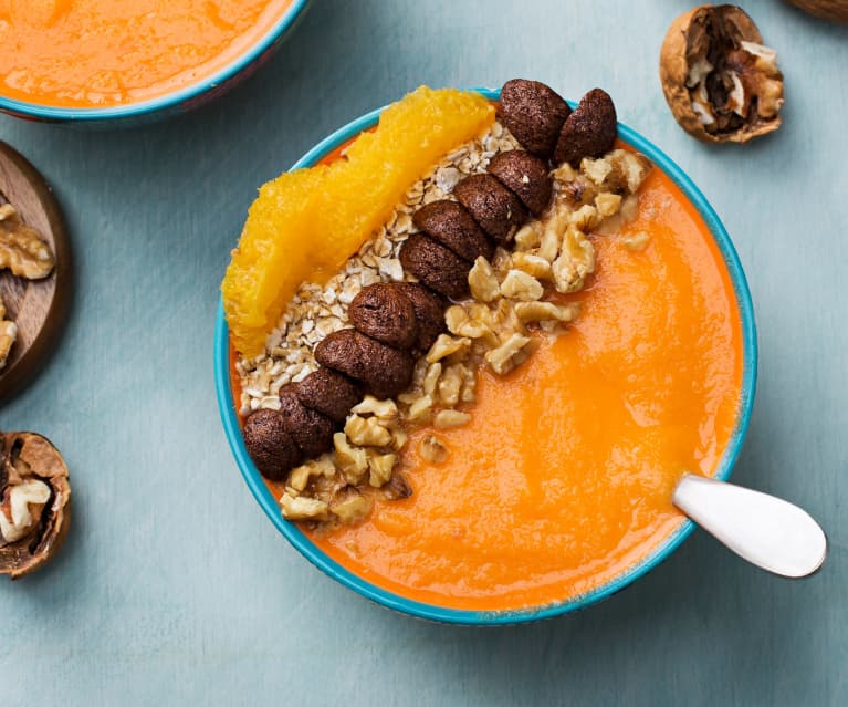 Smoothie bowl de zanahoria, naranja y mango