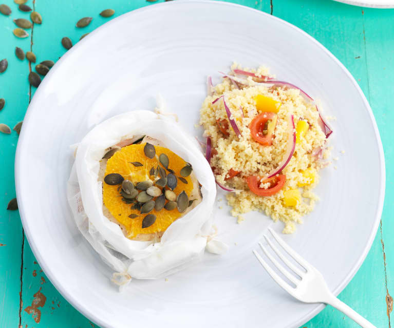 Papelote de pescada com laranja com cuscuz de tomate, pimentos e cebola roxa