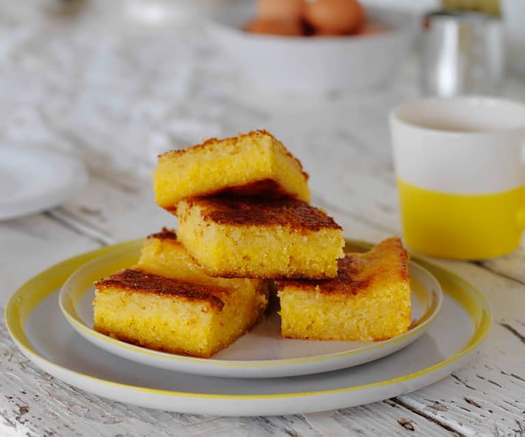 10 receitas de bolo de fubá sem ovo para adicionar ao seu menu