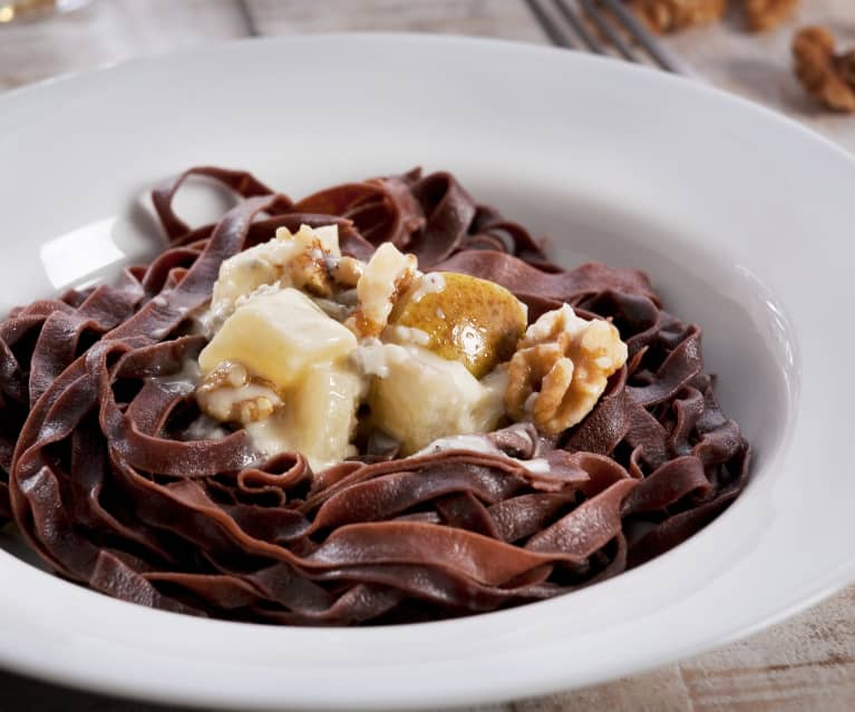 Tagliatelle de cacao con gorgonzola, pera y nueces