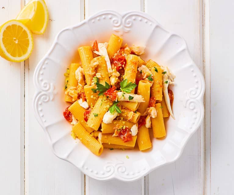 Rigatoni con ragù di dentice, pomodorini e limone