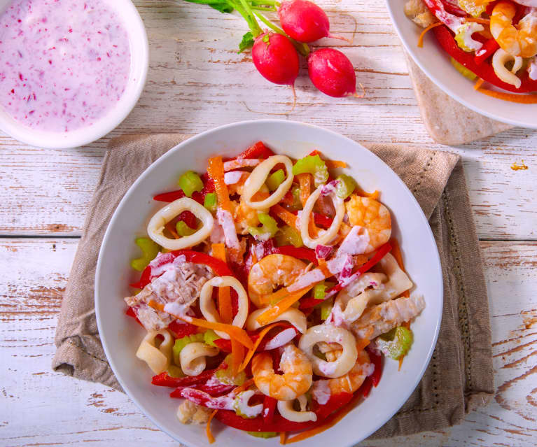 Insalata di mare con salsa allo yogurt e ravanelli 