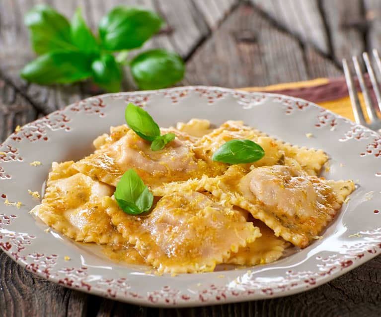 Ravioli con cuore di nduja e pesto di melanzane